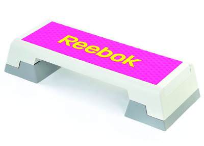 Степ-платформа Reebok step (лиловый) Степ-платформа Reebok step (лиловый) Поверхность платформы состоит из множества маленьких полусфер, позволяющих совершать естественные движения в любых направлениях.
Три уровня высоты степ-доски: 15, 20, 25 см.
Размеры степ-доски (ДхШ): 90х35 см.