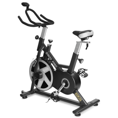 Велотренажер BRONZE GYM S900 PRO Велотренажер BRONZE GYM S900 PRO – это сплит байк, способный заставить ощутить себя на тренировке с индивидуальным тренером. 
Руль с влагоустойчивыми полиуретановыми наладками, увеличивающими износоустойчивость. 
Система крепления для ног, позволяющая не соскальзывать ногам с педалей.
Максимальный вес пользователя: 159 кг. 

