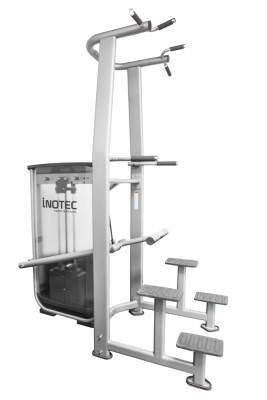 Подтягивание/ отжимание с помощью Inotec NL15 Подтягивание/ отжимание с помощью Inotec NL15 Тренажёр представляет собой объединение двух тренажёров, что экономит не только пространство спортзала, но и финансовые средства покупателя.
Конструкция оснащена несколькими дополнительными ступеньками, которые позволяют с лёгкостью принимать исходное положение и вставать с тренажёра.
Упражнения выполняются в положении стоя с максимальным комфортом и отличным результатом.